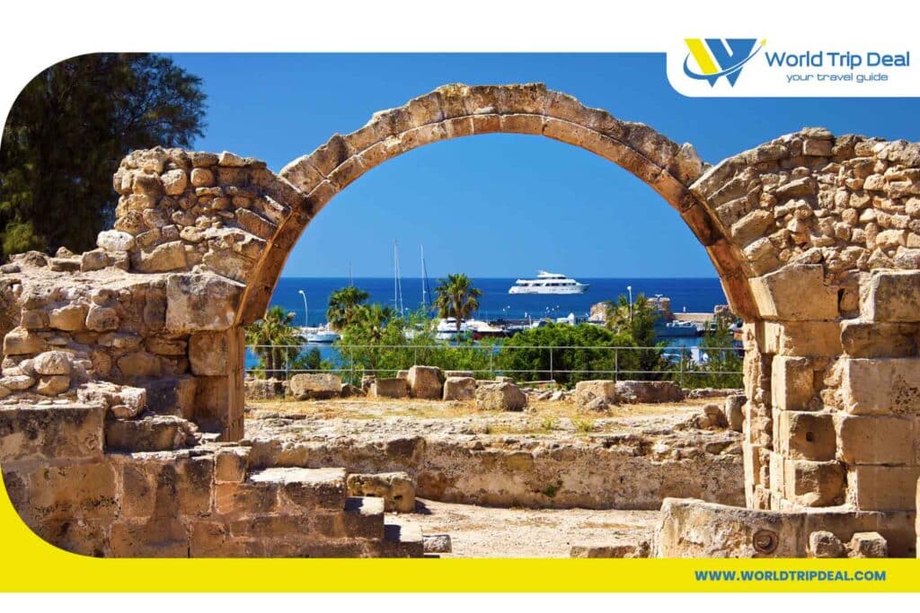 شاطئ قبرص يخت على بحر قبرص و السياحة في قبرص