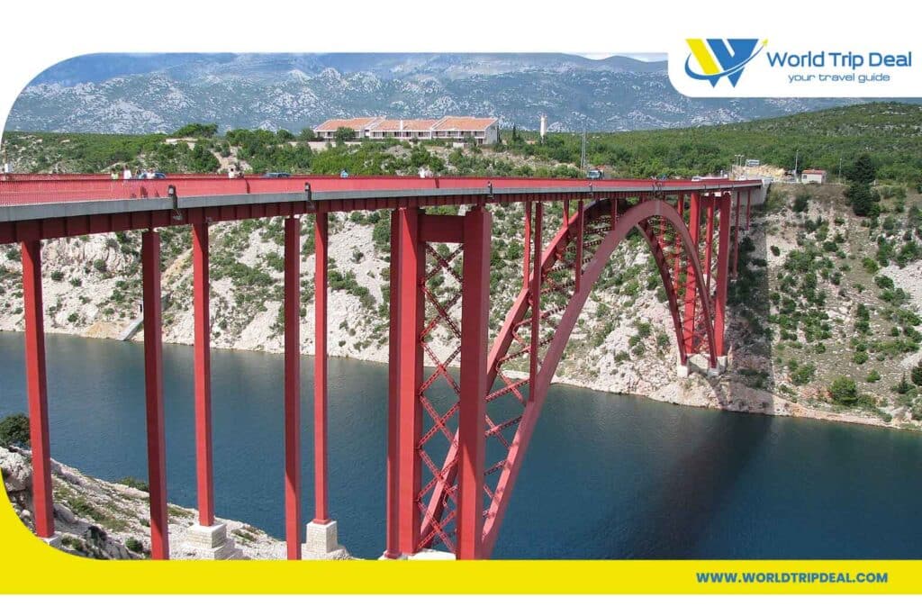 السياحة في كرواتيا- جسر حديدي أحمر معلق - كرواتيا المدن الساحلية والجزر ذات المناظر الخلابة - ورلد تريب ديل